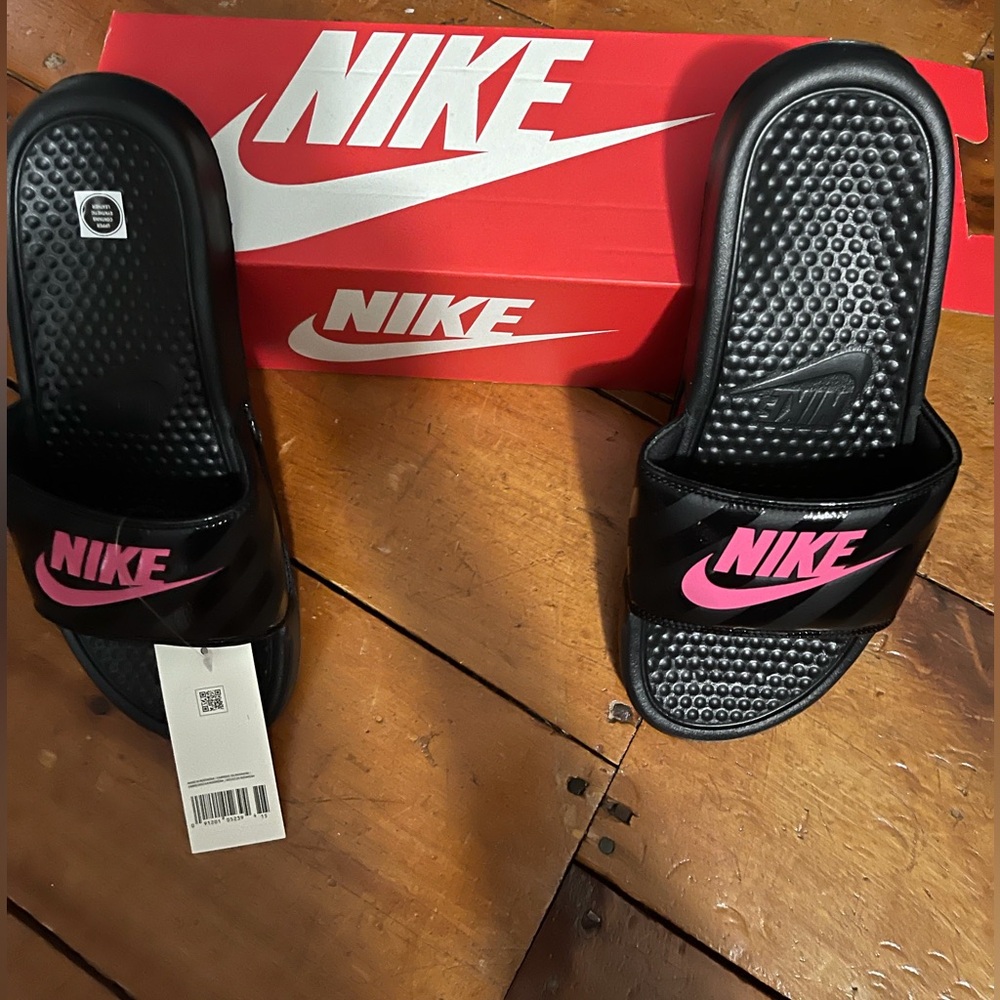 NWT Nike Victori One
Women's Slides